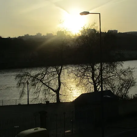 بيت شباب Happy